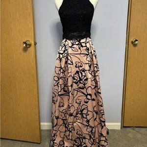 Women’s Full Length 2 Piece Formal Dress.